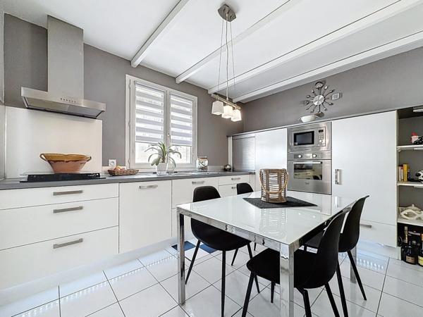 JUVIGNAC (34) - Maison T5 plain-pied 117 m2 sur terrain clos et arboré de 1645 m2 avec piscine, plage carrelée, pool-house, terrasses, 2 garages, véranda.