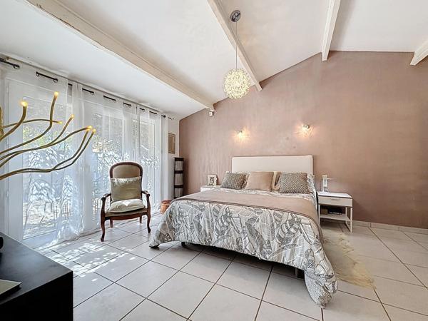 JUVIGNAC (34) - Maison T5 plain-pied 117 m2 sur terrain clos et arboré de 1645 m2 avec piscine, plage carrelée, pool-house, terrasses, 2 garages, véranda.