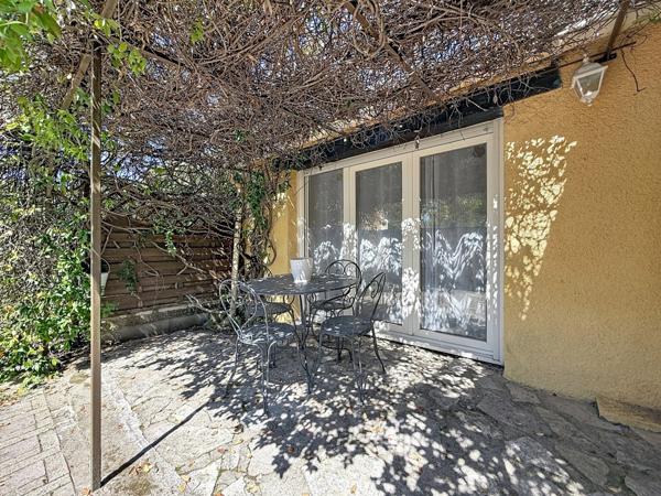 JUVIGNAC (34) - Maison T5 plain-pied 117 m2 sur terrain clos et arboré de 1645 m2 avec piscine, plage carrelée, pool-house, terrasses, 2 garages, véranda.