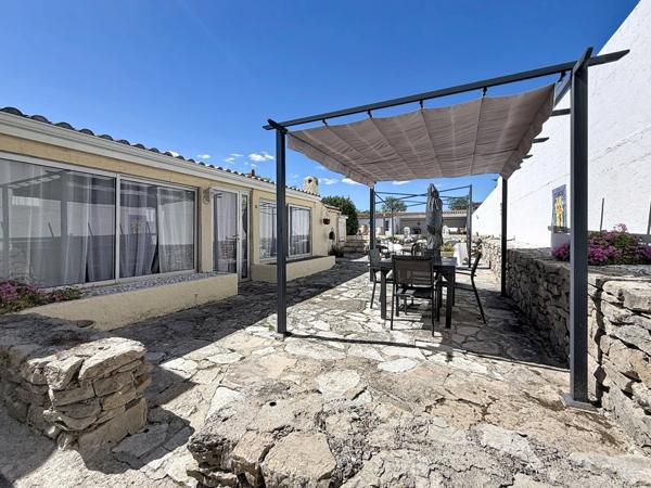 JUVIGNAC (34) - Maison T5 plain-pied 117 m2 sur terrain clos et arboré de 1645 m2 avec piscine, plage carrelée, pool-house, terrasses, 2 garages, véranda.