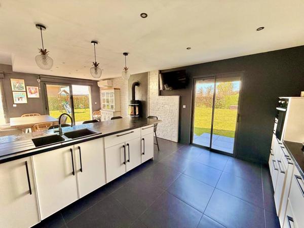 MAISON T5 TRAVERSANTE – 120 m² HABITABLES – PARCELLE 1650 m² AVEC PISCINE – DPE C