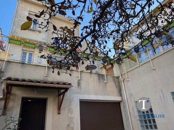 BERGERAC, Bel immeuble en pierre avec local commercial