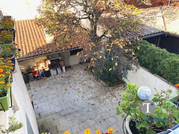 BERGERAC, Bel immeuble en pierre avec local commercial