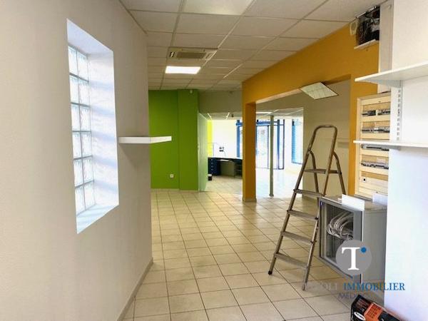 BERGERAC, Bel immeuble en pierre avec local commercial