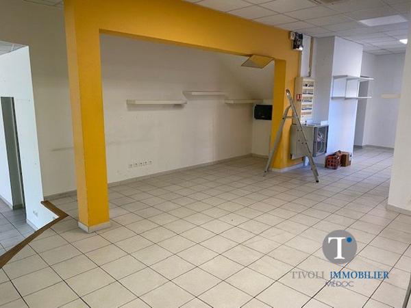 BERGERAC, Bel immeuble en pierre avec local commercial