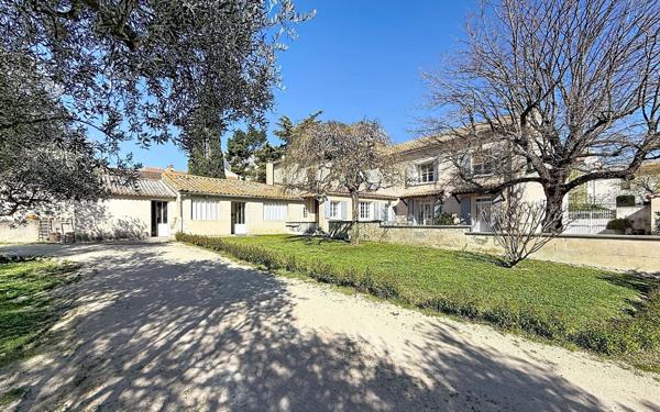 Maison à vendre    8 pièces •  Châteauneuf-de-Gadagne
