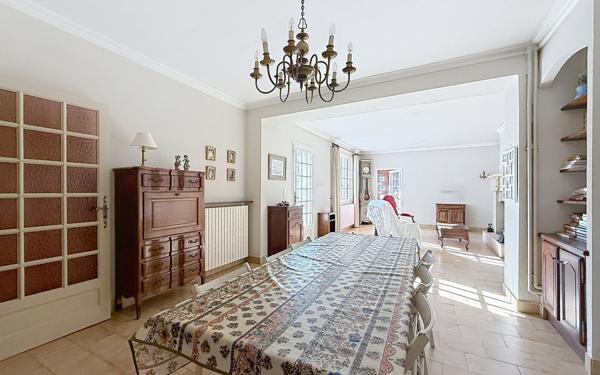 Maison à vendre    8 pièces •  Châteauneuf-de-Gadagne