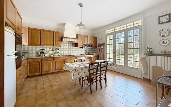 Maison à vendre    8 pièces •  Châteauneuf-de-Gadagne