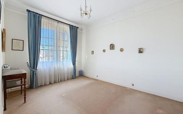 Maison à vendre    8 pièces •  Châteauneuf-de-Gadagne