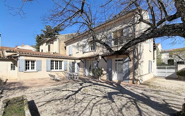 Maison à vendre    8 pièces •  Châteauneuf-de-Gadagne