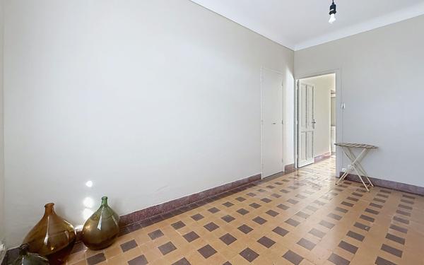 Maison à vendre    8 pièces •  Châteauneuf-de-Gadagne
