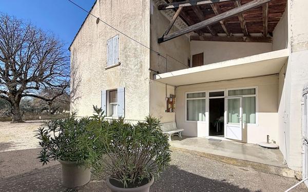 Maison à vendre    8 pièces •  Châteauneuf-de-Gadagne