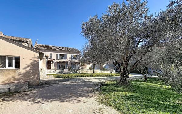 Maison à vendre    8 pièces •  Châteauneuf-de-Gadagne