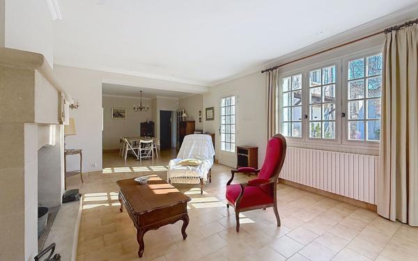 Maison à vendre    8 pièces •  Châteauneuf-de-Gadagne
