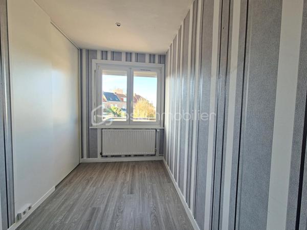 Et si votre appartement se vivait comme une maison ?

Dans un secteur calme et recherché d’Hazebrouck, découvrez ce bien atypique situé dans une petite copropriété de seulement 2 lots, sans charges de copropriété.

Avec son entrée indépendante, son jardin privatif, son garage et son ascenseur privé, vous profitez d’une vraie sensation d’indépendance et d’un confort de vie rarement proposés en appartement.

Vous disposez d’une belle pièce de vie lumineuse avec cuisine équipée, de 2 chambres, d’un bureau pouvant également servir de chambre d’enfant, d’une salle d’eau et d’un local technique de 10 m².

Le garage avec porte motorisée bénéficie d’un accès direct à l’appartement par l’ascenseur privé.

À l’extérieur, un jardin intimiste vous permet de profiter pleinement des beaux jours.

Chauffage central gaz et climatisation réversible.

Un bien idéal pour un couple, une famille ou pour ceux qui recherchent simplement les avantages d’une maison avec la facilité d’un appartement.

Un bien rare à découvrir à Hazebrouck.