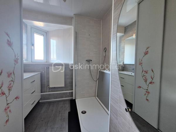 Et si votre appartement se vivait comme une maison ?

Dans un secteur calme et recherché d’Hazebrouck, découvrez ce bien atypique situé dans une petite copropriété de seulement 2 lots, sans charges de copropriété.

Avec son entrée indépendante, son jardin privatif, son garage et son ascenseur privé, vous profitez d’une vraie sensation d’indépendance et d’un confort de vie rarement proposés en appartement.

Vous disposez d’une belle pièce de vie lumineuse avec cuisine équipée, de 2 chambres, d’un bureau pouvant également servir de chambre d’enfant, d’une salle d’eau et d’un local technique de 10 m².

Le garage avec porte motorisée bénéficie d’un accès direct à l’appartement par l’ascenseur privé.

À l’extérieur, un jardin intimiste vous permet de profiter pleinement des beaux jours.

Chauffage central gaz et climatisation réversible.

Un bien idéal pour un couple, une famille ou pour ceux qui recherchent simplement les avantages d’une maison avec la facilité d’un appartement.

Un bien rare à découvrir à Hazebrouck.