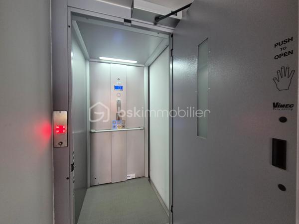 Et si votre appartement se vivait comme une maison ?

Dans un secteur calme et recherché d’Hazebrouck, découvrez ce bien atypique situé dans une petite copropriété de seulement 2 lots, sans charges de copropriété.

Avec son entrée indépendante, son jardin privatif, son garage et son ascenseur privé, vous profitez d’une vraie sensation d’indépendance et d’un confort de vie rarement proposés en appartement.

Vous disposez d’une belle pièce de vie lumineuse avec cuisine équipée, de 2 chambres, d’un bureau pouvant également servir de chambre d’enfant, d’une salle d’eau et d’un local technique de 10 m².

Le garage avec porte motorisée bénéficie d’un accès direct à l’appartement par l’ascenseur privé.

À l’extérieur, un jardin intimiste vous permet de profiter pleinement des beaux jours.

Chauffage central gaz et climatisation réversible.

Un bien idéal pour un couple, une famille ou pour ceux qui recherchent simplement les avantages d’une maison avec la facilité d’un appartement.

Un bien rare à découvrir à Hazebrouck.
