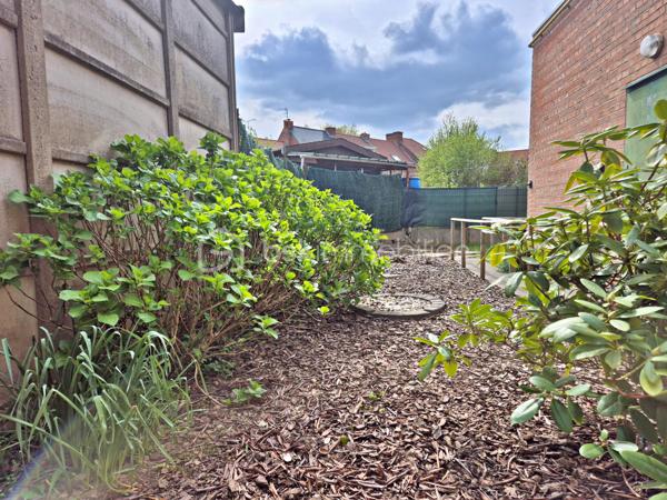 Et si votre appartement se vivait comme une maison ?

Dans un secteur calme et recherché d’Hazebrouck, découvrez ce bien atypique situé dans une petite copropriété de seulement 2 lots, sans charges de copropriété.

Avec son entrée indépendante, son jardin privatif, son garage et son ascenseur privé, vous profitez d’une vraie sensation d’indépendance et d’un confort de vie rarement proposés en appartement.

Vous disposez d’une belle pièce de vie lumineuse avec cuisine équipée, de 2 chambres, d’un bureau pouvant également servir de chambre d’enfant, d’une salle d’eau et d’un local technique de 10 m².

Le garage avec porte motorisée bénéficie d’un accès direct à l’appartement par l’ascenseur privé.

À l’extérieur, un jardin intimiste vous permet de profiter pleinement des beaux jours.

Chauffage central gaz et climatisation réversible.

Un bien idéal pour un couple, une famille ou pour ceux qui recherchent simplement les avantages d’une maison avec la facilité d’un appartement.

Un bien rare à découvrir à Hazebrouck.