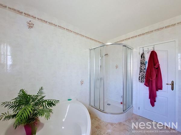 A Vendre Maison contemporaine de 174 m² avec garage, jardin et piscine sur la commune de Condom