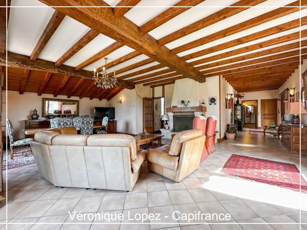 Le Passage, maison de maçon spacieuse et lumineuse, 159 m² habitables, grand garage, jardin, piscine.