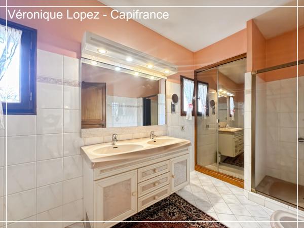 Le Passage, maison de maçon spacieuse et lumineuse, 159 m² habitables, grand garage, jardin, piscine.