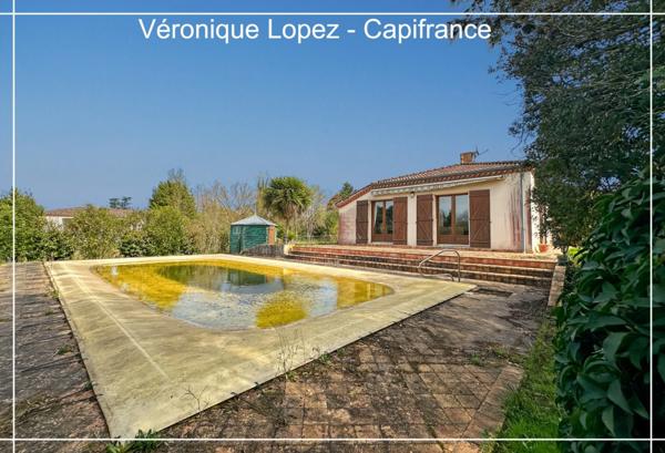 Le Passage, maison de maçon spacieuse et lumineuse, 159 m² habitables, grand garage, jardin, piscine.