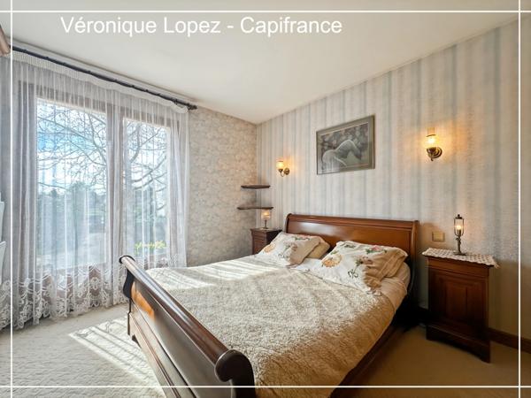 Le Passage, maison de maçon spacieuse et lumineuse, 159 m² habitables, grand garage, jardin, piscine.