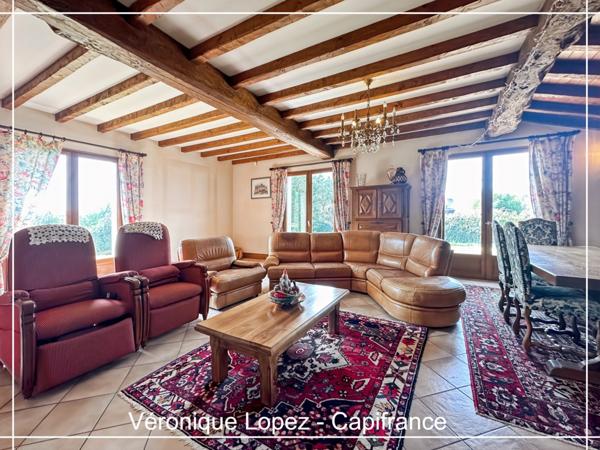 Le Passage, maison de maçon spacieuse et lumineuse, 159 m² habitables, grand garage, jardin, piscine.