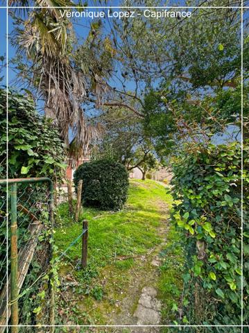 Le Passage, maison de maçon spacieuse et lumineuse, 159 m² habitables, grand garage, jardin, piscine.