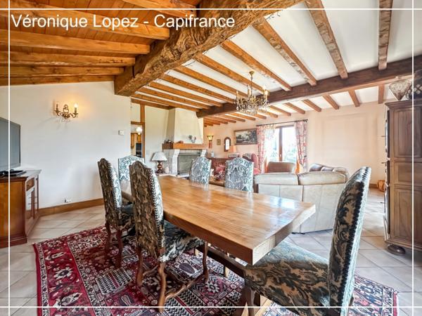 Le Passage, maison de maçon spacieuse et lumineuse, 159 m² habitables, grand garage, jardin, piscine.