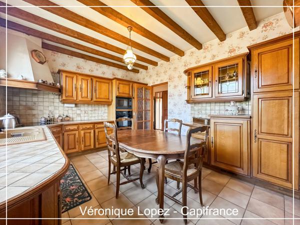 Le Passage, maison de maçon spacieuse et lumineuse, 159 m² habitables, grand garage, jardin, piscine.