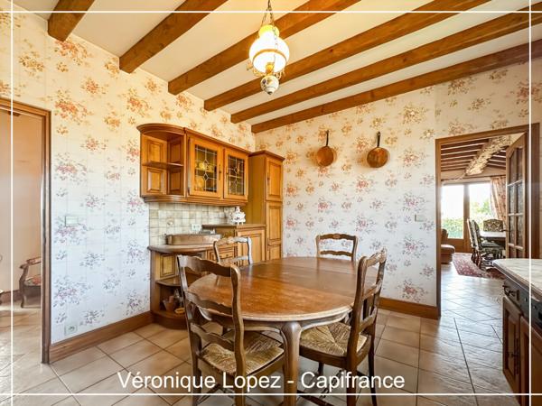 Le Passage, maison de maçon spacieuse et lumineuse, 159 m² habitables, grand garage, jardin, piscine.