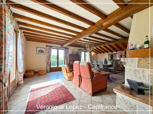 Le Passage, maison de maçon spacieuse et lumineuse, 159 m² habitables, grand garage, jardin, piscine.