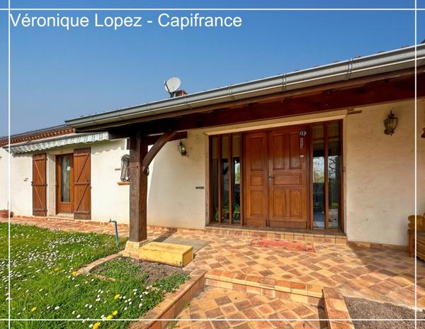 Le Passage, maison de maçon spacieuse et lumineuse, 159 m² habitables, grand garage, jardin, piscine.