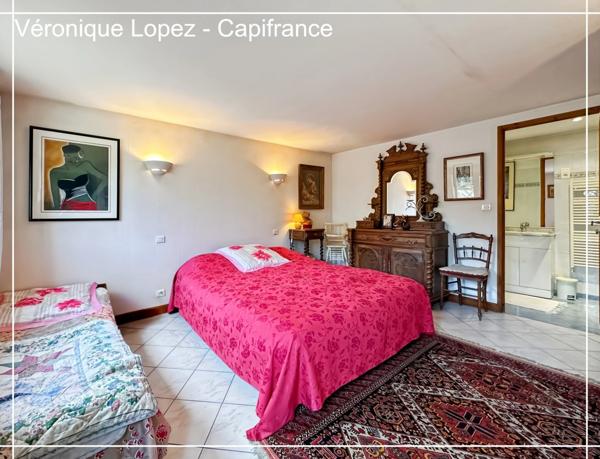 Le Passage, maison de maçon spacieuse et lumineuse, 159 m² habitables, grand garage, jardin, piscine.