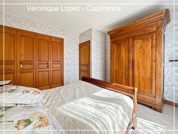 Le Passage, maison de maçon spacieuse et lumineuse, 159 m² habitables, grand garage, jardin, piscine.