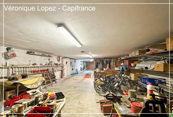 Le Passage, maison de maçon spacieuse et lumineuse, 159 m² habitables, grand garage, jardin, piscine.