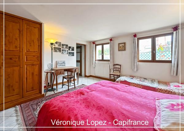 Le Passage, maison de maçon spacieuse et lumineuse, 159 m² habitables, grand garage, jardin, piscine.