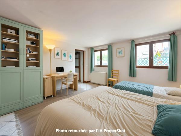 Le Passage, maison de maçon spacieuse et lumineuse, 159 m² habitables, grand garage, jardin, piscine.