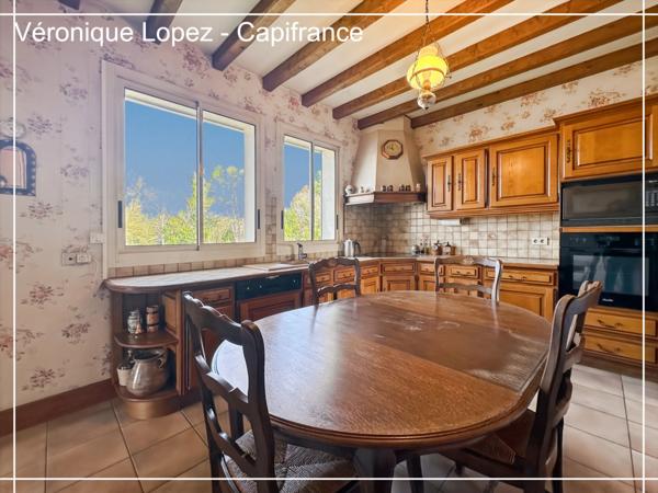 Le Passage, maison de maçon spacieuse et lumineuse, 159 m² habitables, grand garage, jardin, piscine.