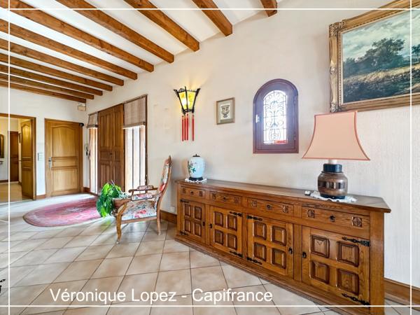 Le Passage, maison de maçon spacieuse et lumineuse, 159 m² habitables, grand garage, jardin, piscine.