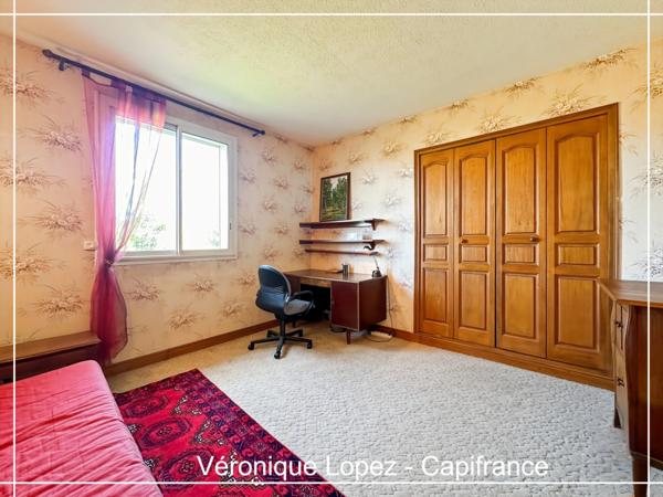 Le Passage, maison de maçon spacieuse et lumineuse, 159 m² habitables, grand garage, jardin, piscine.