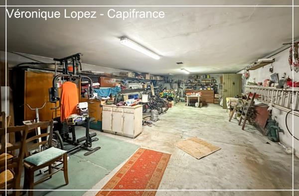 Le Passage, maison de maçon spacieuse et lumineuse, 159 m² habitables, grand garage, jardin, piscine.