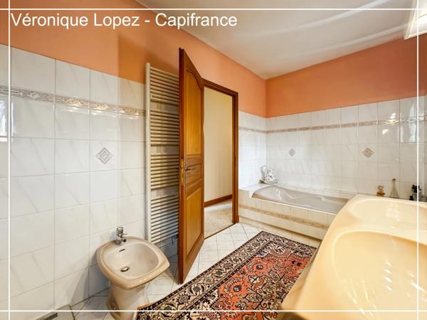 Le Passage, maison de maçon spacieuse et lumineuse, 159 m² habitables, grand garage, jardin, piscine.