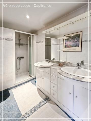 Le Passage, maison de maçon spacieuse et lumineuse, 159 m² habitables, grand garage, jardin, piscine.