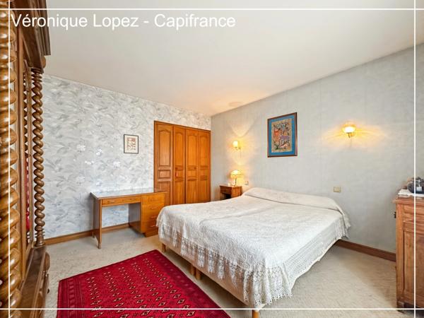 Le Passage, maison de maçon spacieuse et lumineuse, 159 m² habitables, grand garage, jardin, piscine.