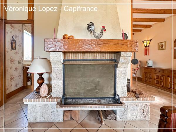 Le Passage, maison de maçon spacieuse et lumineuse, 159 m² habitables, grand garage, jardin, piscine.