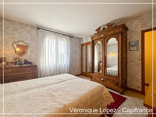 Le Passage, maison de maçon spacieuse et lumineuse, 159 m² habitables, grand garage, jardin, piscine.