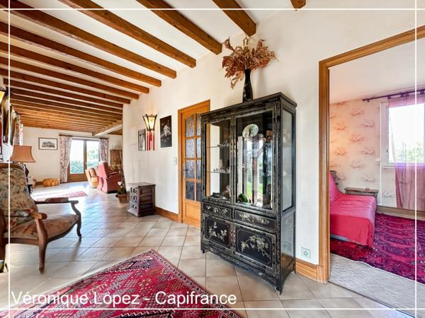 Le Passage, maison de maçon spacieuse et lumineuse, 159 m² habitables, grand garage, jardin, piscine.