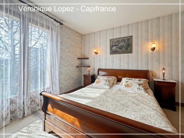 Le Passage, maison de maçon spacieuse et lumineuse, 159 m² habitables, grand garage, jardin, piscine.